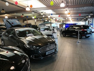 Concessionaire Ford : Garage Chandelier