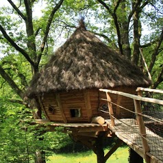 la Vallée Féerique, cabanes dans les arbres et gîtes à la ferme