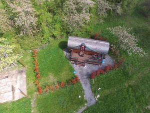 Le Chalet Du Chemin Et SA Roulotte