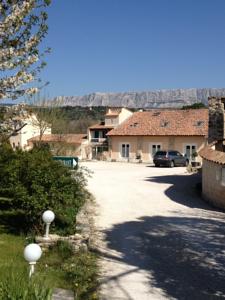 Logis Hôtel Déjeunez sous l'Arbre