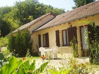 Le Mas du Ponteil gites en Dordogne près de Sarlat avec piscine chauffée et étangs de pêche